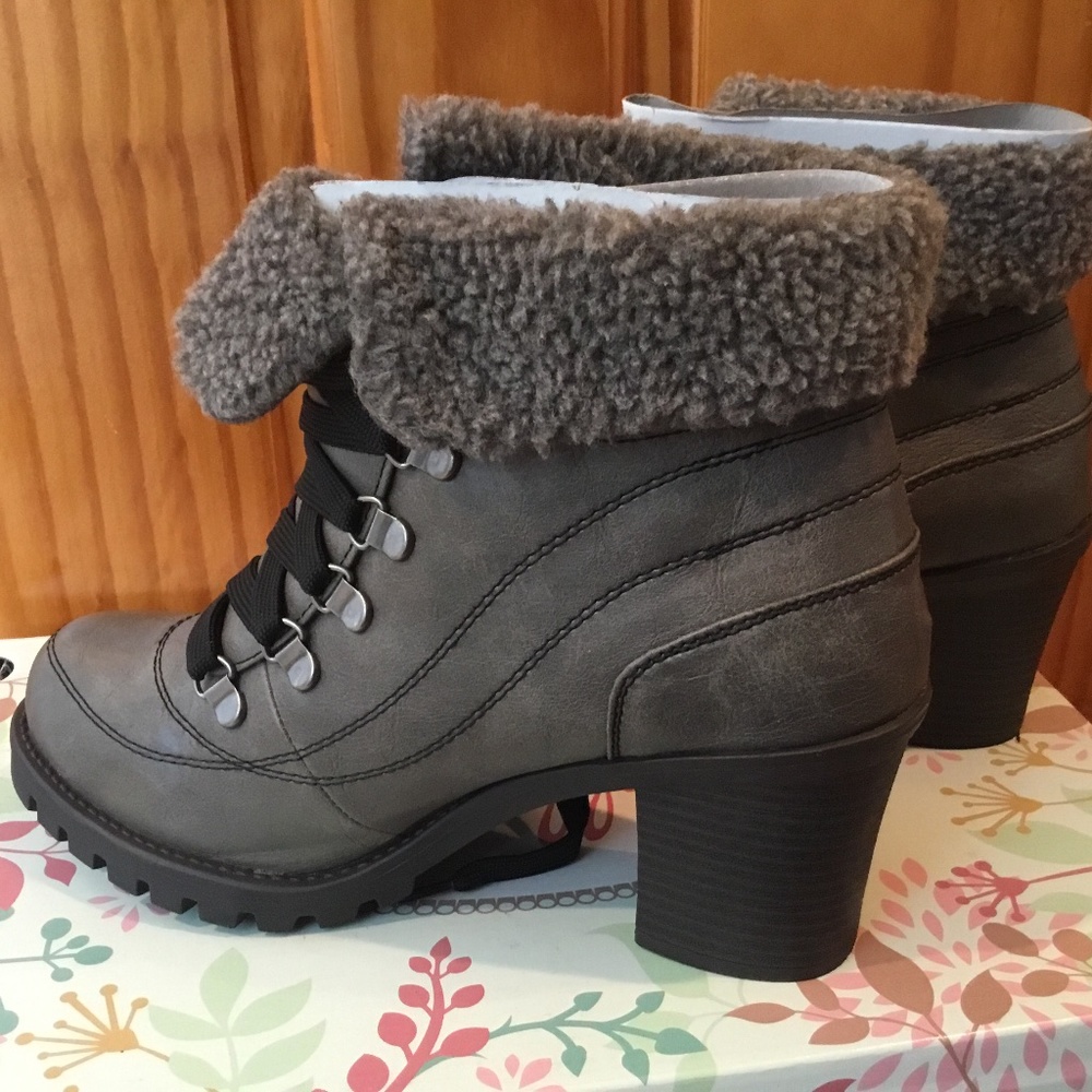 Gray Jellypop ankle bootie heel/lace up/Sherpa